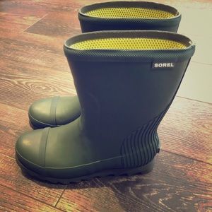 Sorel rain boots nwot